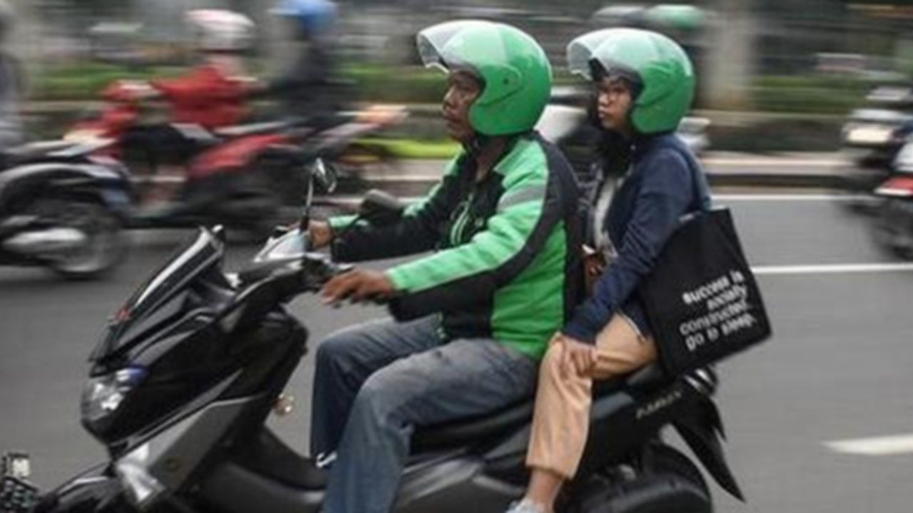 Ilustrasi driver ojol bawa penumpang (Liputan6.com)