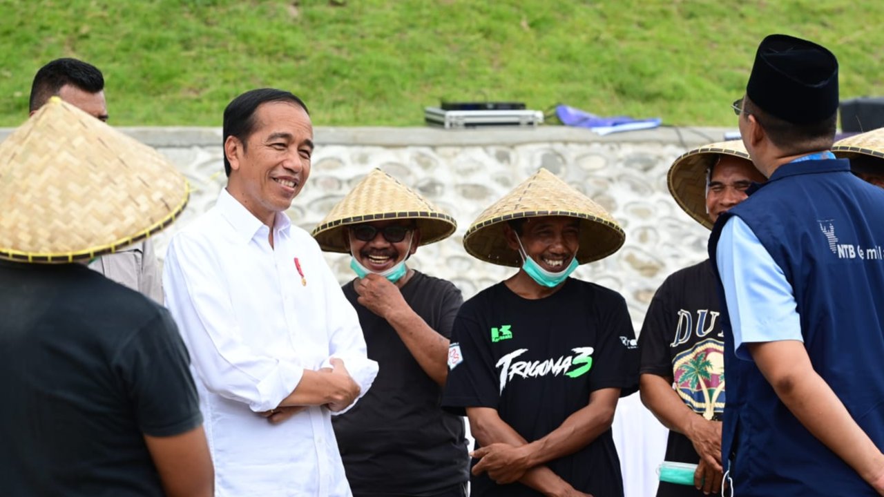 Presiden Jokowi berdialog dengan sejumlah petani  usai meresmikan Bendungan Beringin Sila di Kabupaten Sumbawa, Provinsi NTB, Kamis (29/12/2022).