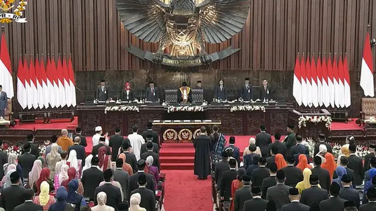Pembacaan sumpah dan janji anggota DPR periode 2024-2029, Selasa (1/10/2024). (tangkapan layar youtube DPR RI)