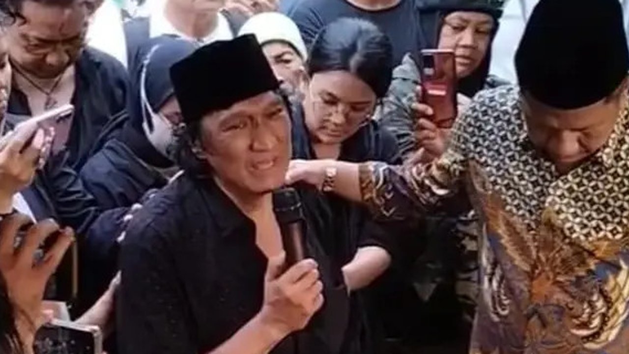 Ikang Fauzi juga menjadi orang yang megazankan dan membacakan iqamah untuk terakhir kalinya kepada jenazah sang istri.