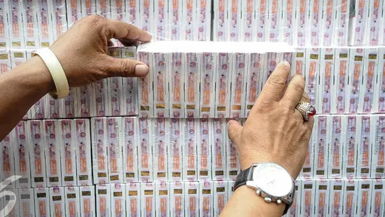 Petugas memperlihatkan rokok ilegal yang telah terkemas di Kantor Dirjen Bea Cukai, Jakarta, Jumat (30/9). Rokok ilegal ini diproduksi oleh mesin dengan total produksi 1500 batang per menit.