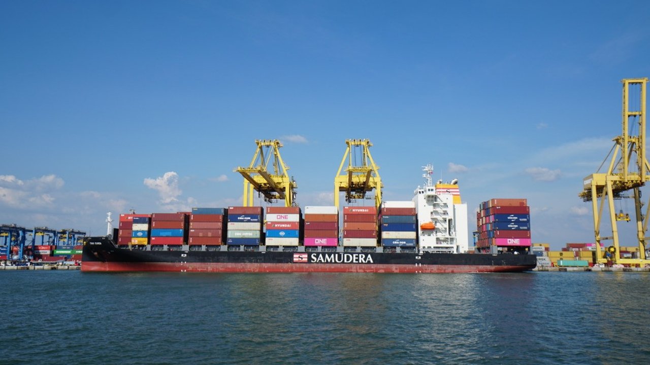 Kegiatan angkut kontainer ekspor dan impor oleh Samudera Indonesia (dok: SI)