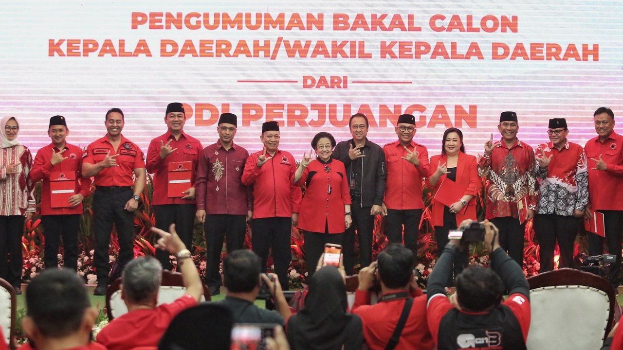 Ketua Umum PDI Perjuangan Megawati Soekarnoputri (kedua kiri) memberikan surat keputusan (SK) partai kepada bakal calon Gubernur Jateng Jenderal TNI (purn) Andika Perkasa, bakal calon Wakil gubernur Jateng Hendrar Prihadi (kedua kanan), bakal calon Gubernur Gorontalo Hamzah Isa (kanan) di Kantor DPP PDI Perjuangan, Jakarta, Senin (26/8/2024).