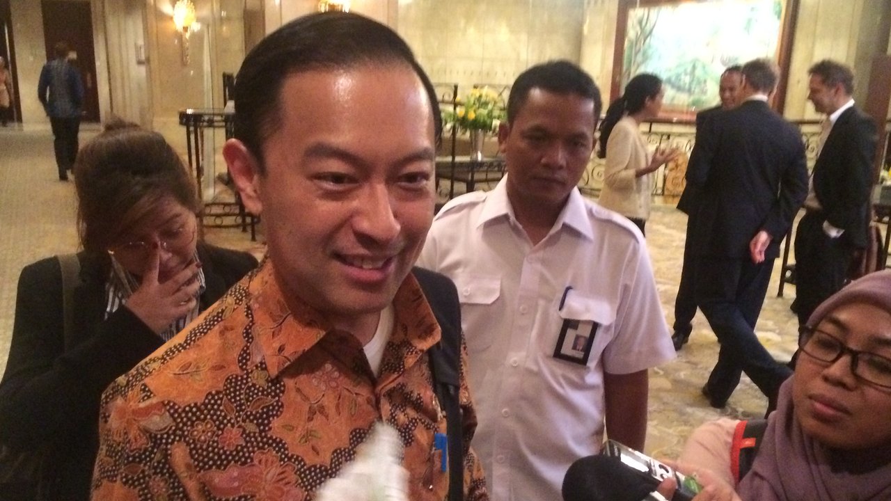 Mendag Tom Lembong setiap hari rajin membawa kantong plastik di dalam tasnya. Ia meminta kantong plastik digunakan berulang kali