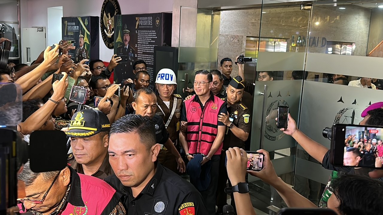 Penampakan Tom Lembong Pakai Rompi Tahanan Kejagung usai jadi Tersangka Korupsi