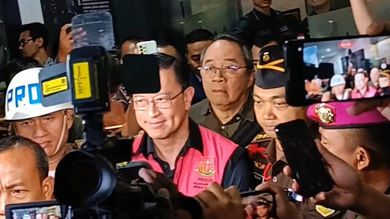 Penampakan Tom Lembong Pakai Rompi Tahanan Kejagung usai jadi Tersangka Korupsi