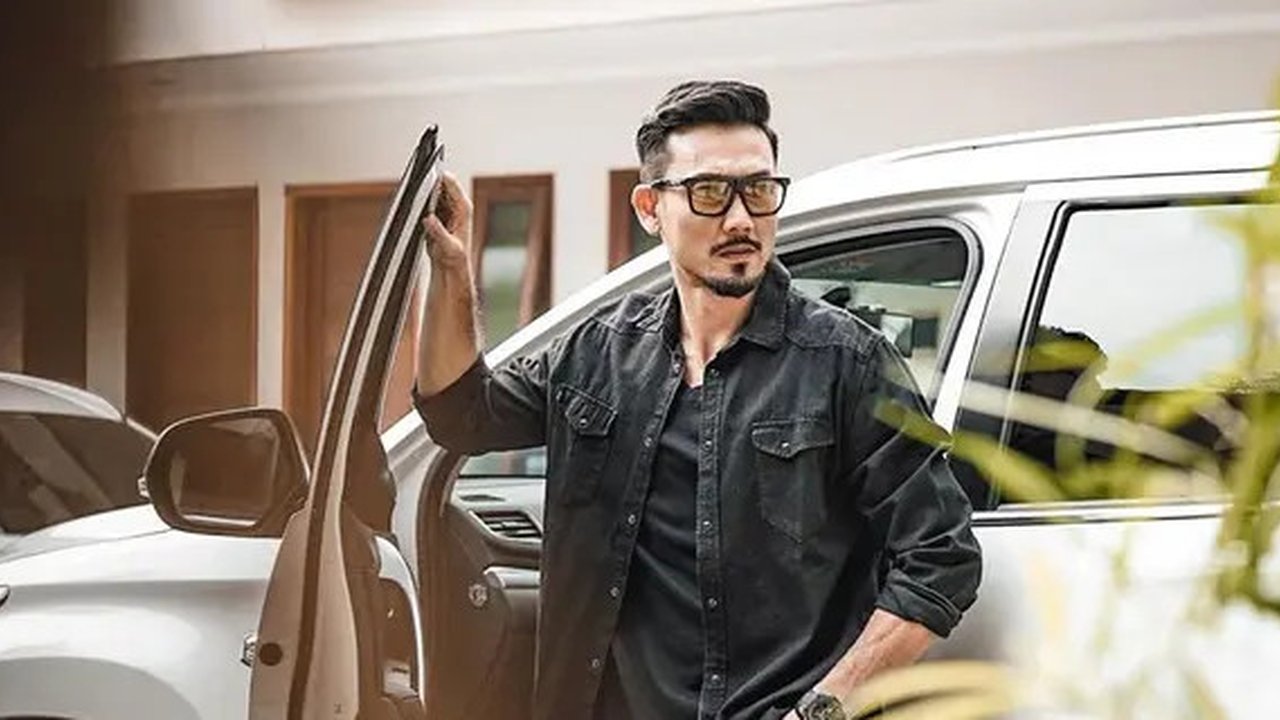 Dibujuk Istri, Denny Sumargo Jalani Prosedur Operasi Kantung Mata di Korea Selatan. (Dok: TikTok @dennysumargoreal)