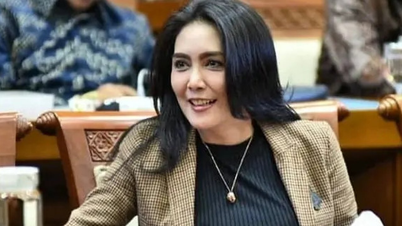 Rieke Diah Pitaloka jenguk Mat Solar. Ia syok mendapati ganti rugi tanah Mat Solar yang dipakai negara untuk Tol Cinere-Serpong hingga kini belum lunas. (Foto: Dok. Instagram @riekediahp)