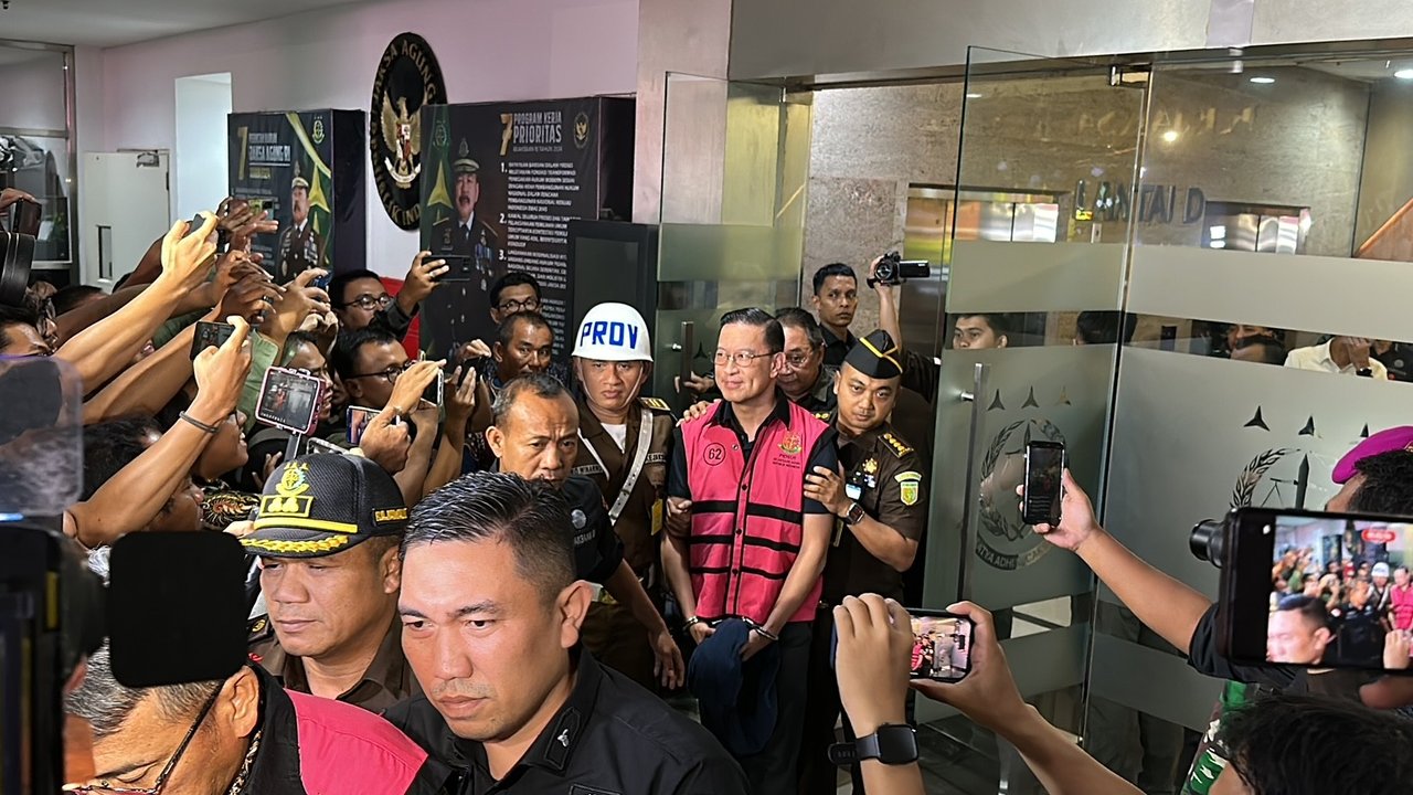 Kejaksaan Agung menetapkan mantan Menteri Perdagangan, Thomas Trikasih Lembong (TTL) atau Tom Lembong, sebagai tersangka kasus dugaan korupsi impor gula saat yang bersangkutan menjabat Mendag pada 2015-2016 lalu.