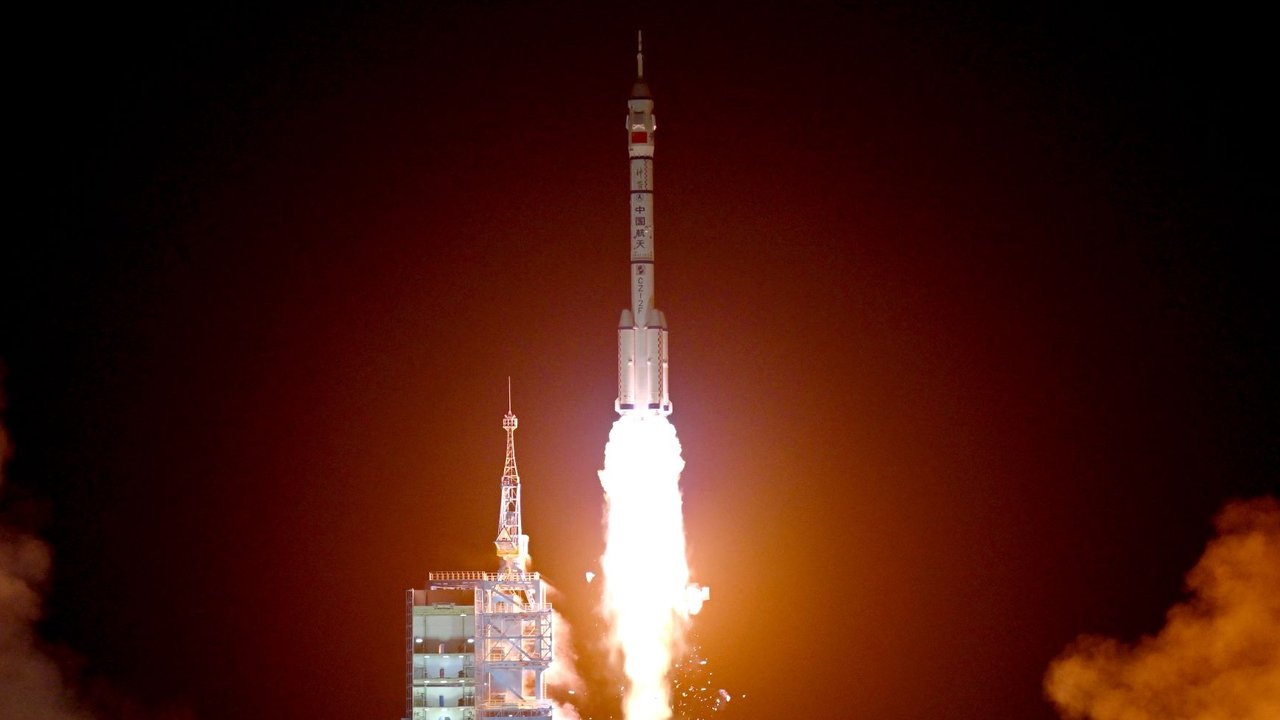 China terbangkan tiga astronaut ke luar angkasa untuk misi ambisius.