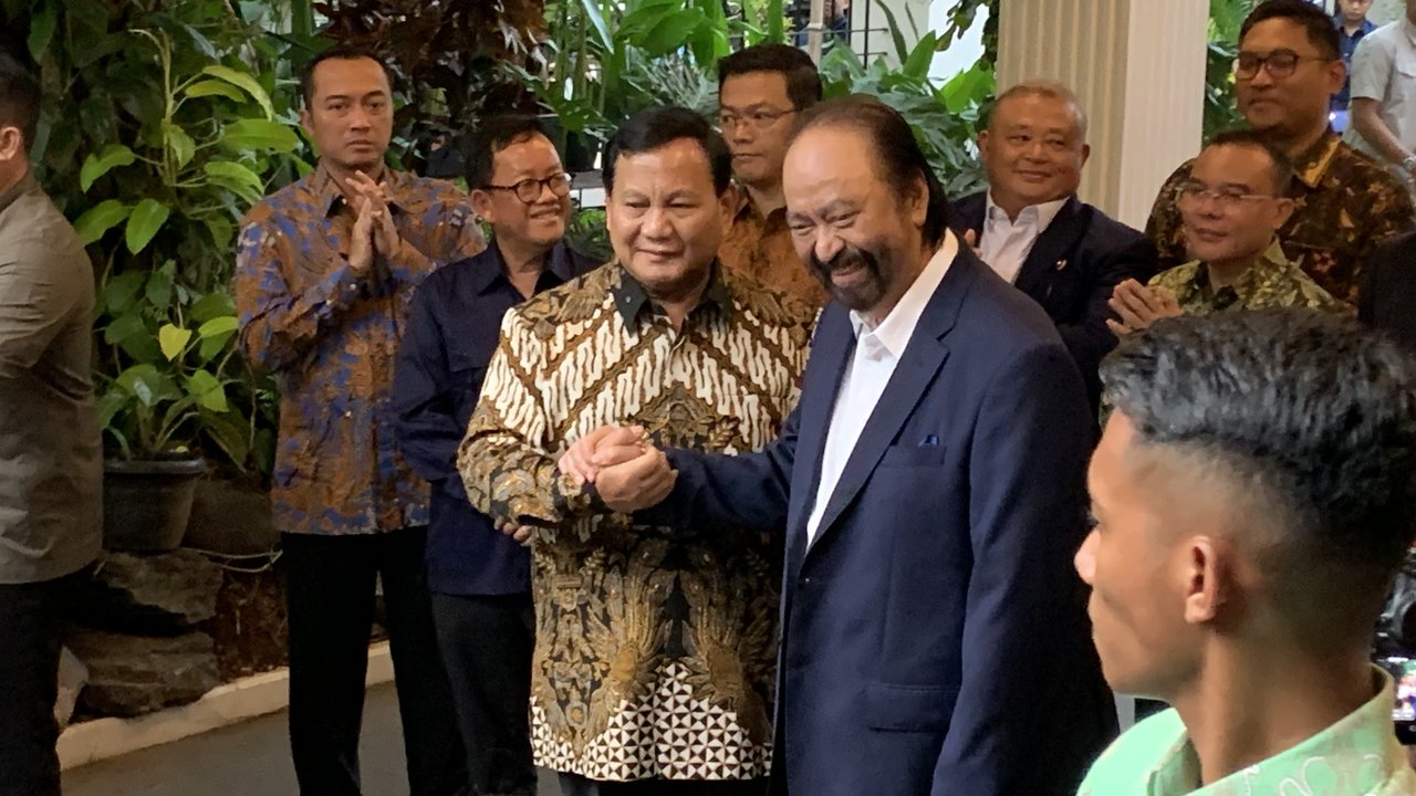 Ketua Umum (Ketum) Partai NasDem Surya Paloh saat menyambangi Presiden Terpilih, Prabowo Subianto. (Liputan6.com/Delvira Hutabarat)