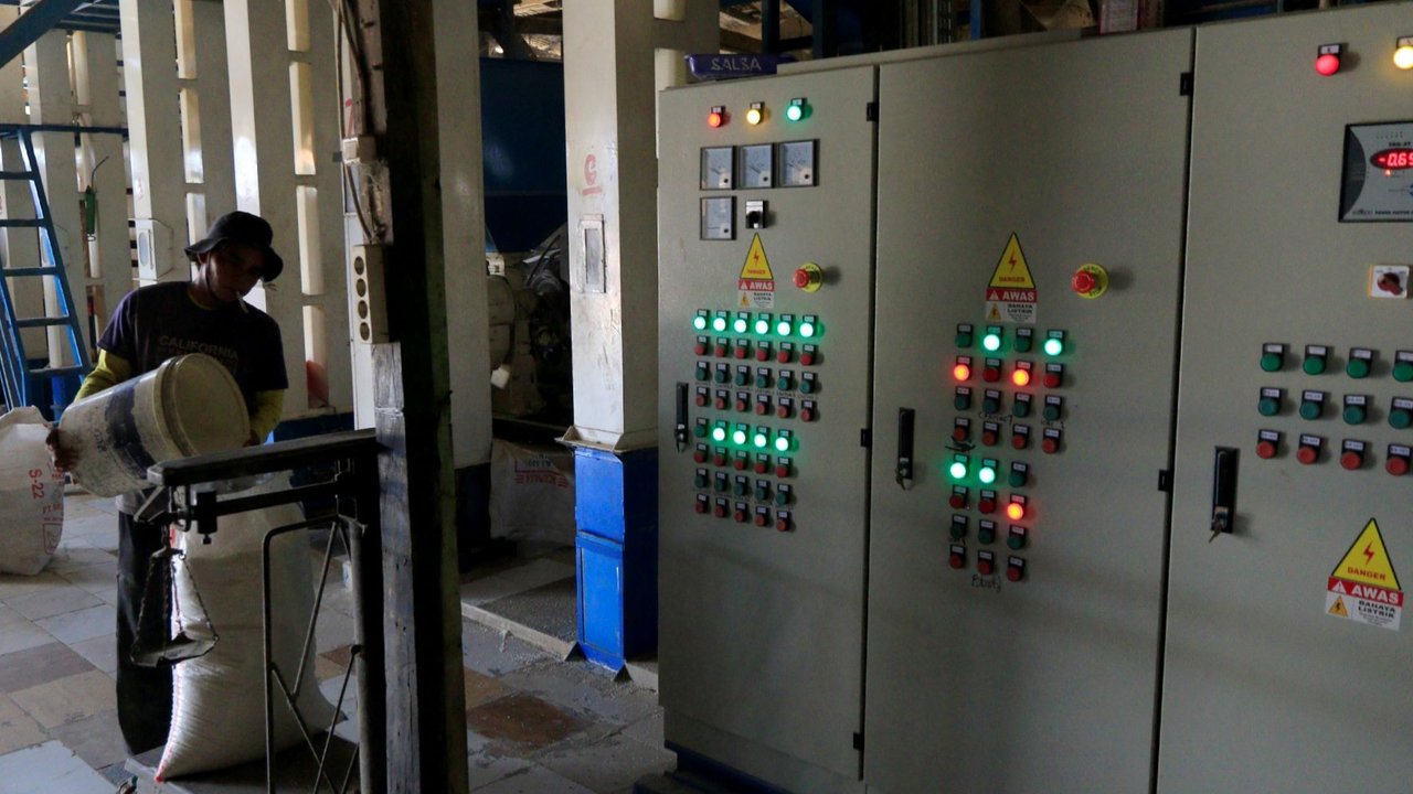 Penggilingan padi di Bekasi manfaatkan program Electrifying Agriculture PLN.