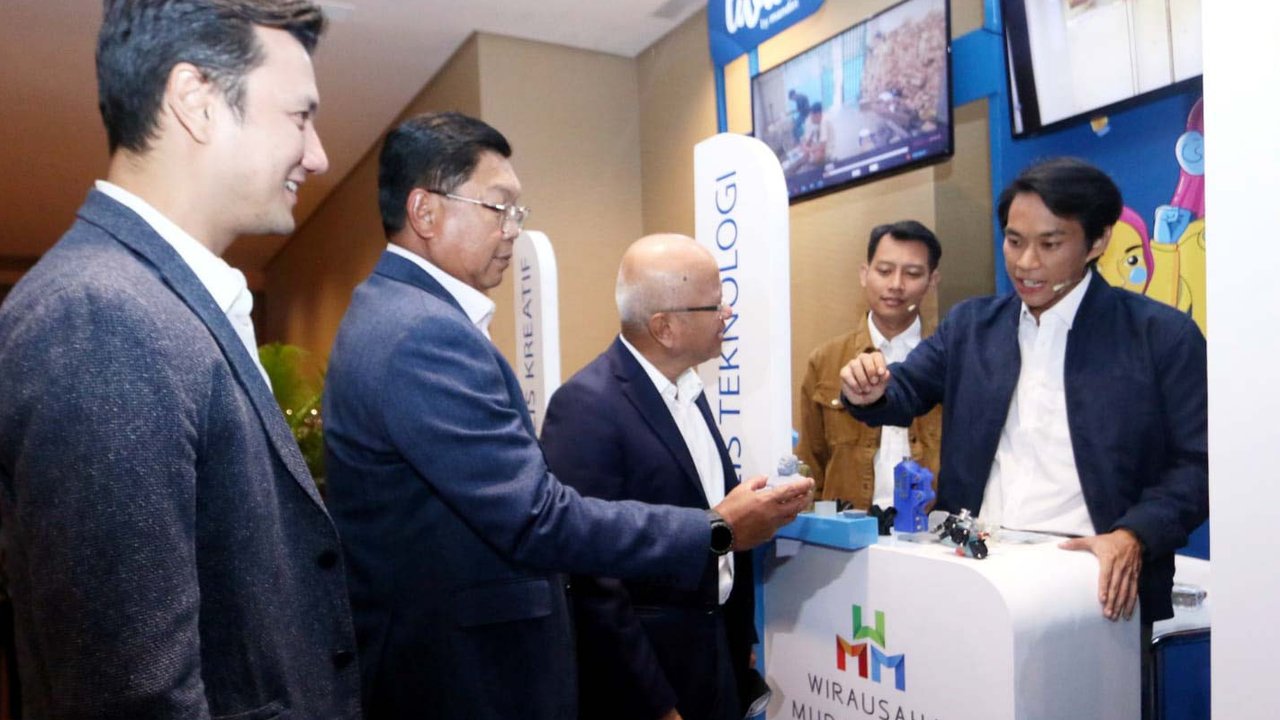 (Ki-Ka) Entrepreneur Christian Sugiono, Direktur Utama Bank Mandiri Darmawan Junaidi dan Presiden Direktur Medco Energy Hilmi Panigoro berbincang dengan wirausaha muda di sela malam Grand Final Wirausaha Muda Mandiri (WMM) 2022 di Jakarta, Kamis (8/11/2022). (Liputan6.com/HO)