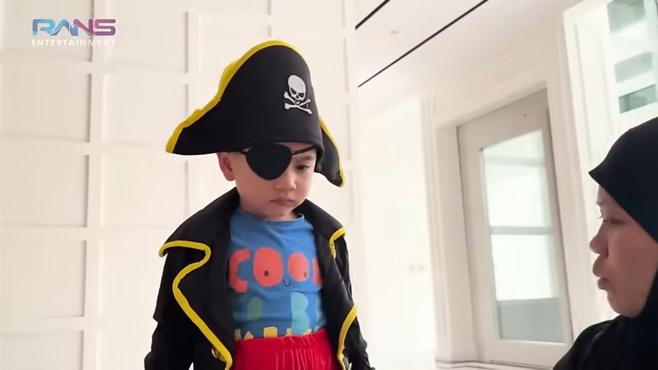 Potret Rayyanza Antusias Unboxing dan Coba Kostum Halloween, Gemas Banget Jadi Drakula Hingga Bajak Laut