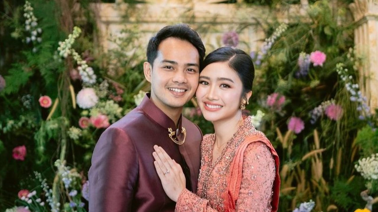 Kini, Febby akan segera membuka lembaran baru dalam hidupnya. Ya, ia resmi bertunangan dengan Drajad Djumantara. Dilansir dari ManadoPost.id, Drajad Djumantara adalah seorang perwira Akpol. Ikuti terus update terbaru tentang Febby dan artis lainnya di KapanLagi. Kalau bukan sekarang, kapan lagi?