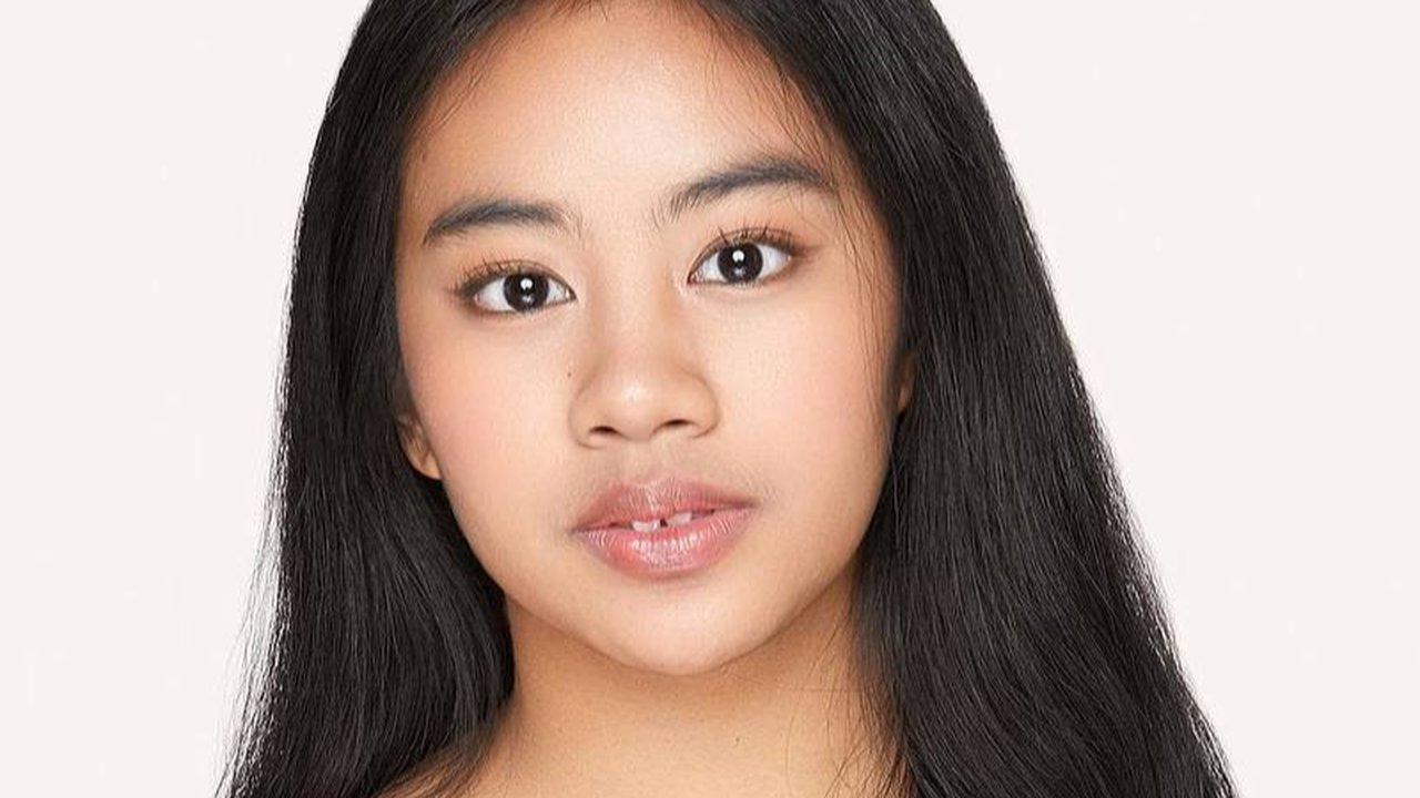 Di usianya yang masih muda, gadis kelahiran 29 Agustus 2007 ini telah menorehkan prestasi sebagai Gadis Sampul 2021.