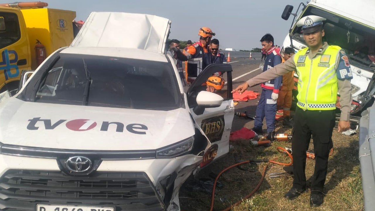Mobil liputan tvOne kecelakaan di tol pemalang