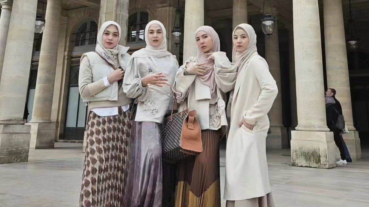 Kemudian ada NIna Zatulini yang tampil anggun dengan blouse dan hijab warna beige senada yang dipadukan dengan maxi skirt warna ungu. [@natasharizkynew/@ninazatulini22/@ratnagalih/@dianayulestari]
