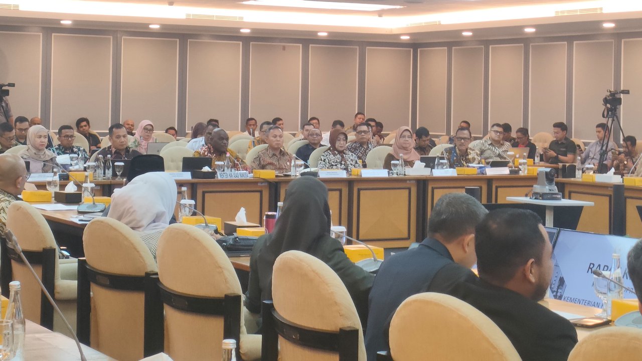 Menteri HAM Natalius Pigai rdp bareng DPR