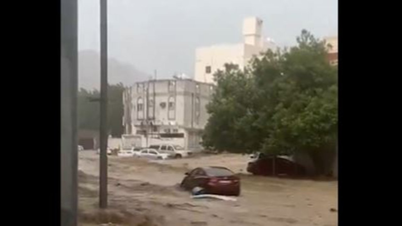 Banjir terjang kota suci Makkah, Arab Saudi.