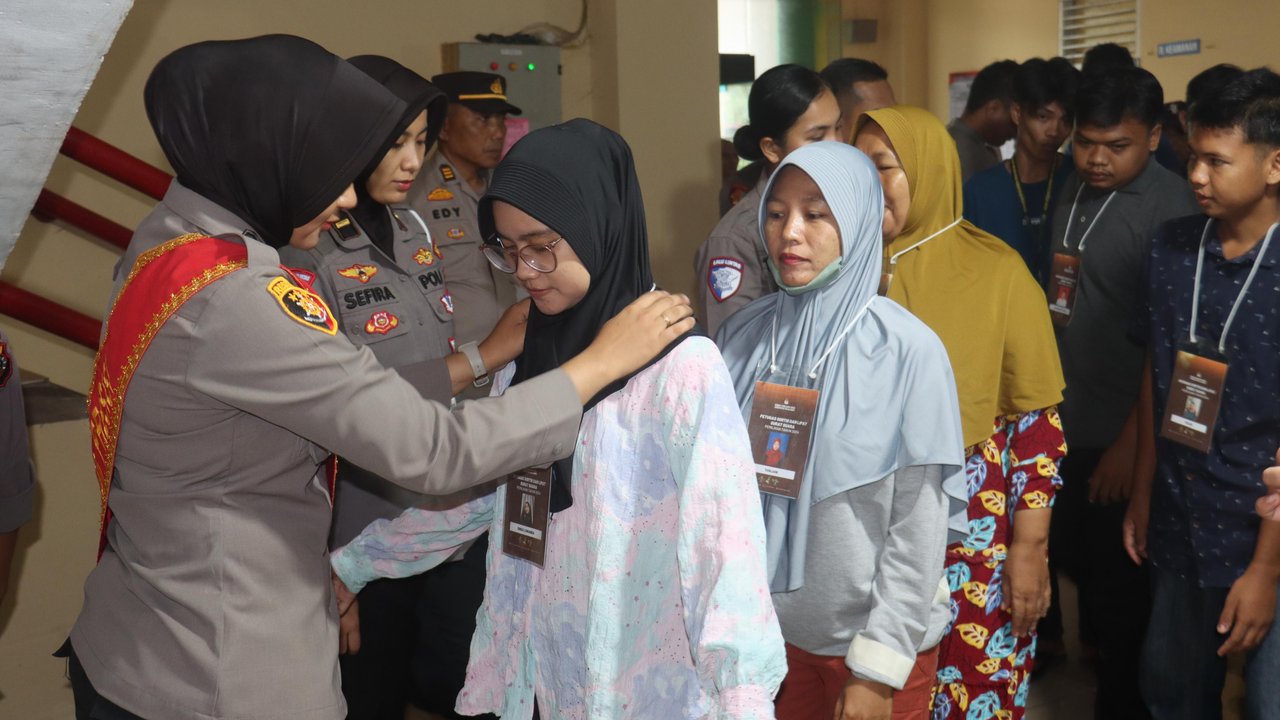 Polwan periksa petugas pelipatan surat suara