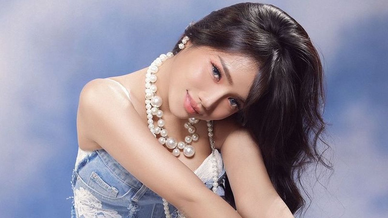 Setelah sukses di YouTube, Fuji juga mencoba peruntungannya di dunia akting. Debutnya dimulai sebagai figuran dalam sinetron Nania Lain Dunia. Pada tahun 2022, ia mendapatkan peran utama dalam film BUKAN CINDERELLA, yang merupakan adaptasi dari novel Wattpad. Film ini ditayangkan di bioskop pada 28 Juli 2022 dan menjadi salah satu langkah besar dalam karier aktingnya.