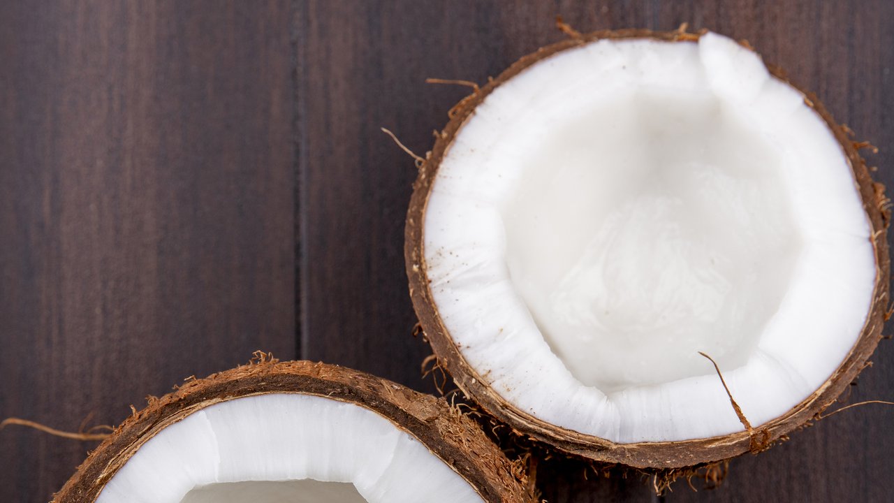 Trik Mudah Menyimpan Kelapa Kupas Agar Tetap Renyah dan Segar Lebih Lama (Freepik/stockking)