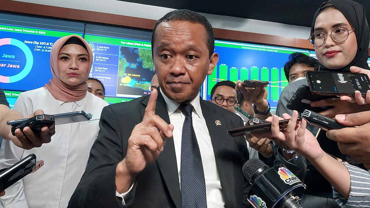 Menteri Investasi/Kepala Badan Koordinasi Penanaman Modal (BKPM) Bahlil Lahadalia Kantor Kementerian Investasi/BKPM, Jumat (21/7/2023). Bahlil mengungkap realisasi investasi di berbagai wilayah Indonesia. (Arief/Liputan6.com)