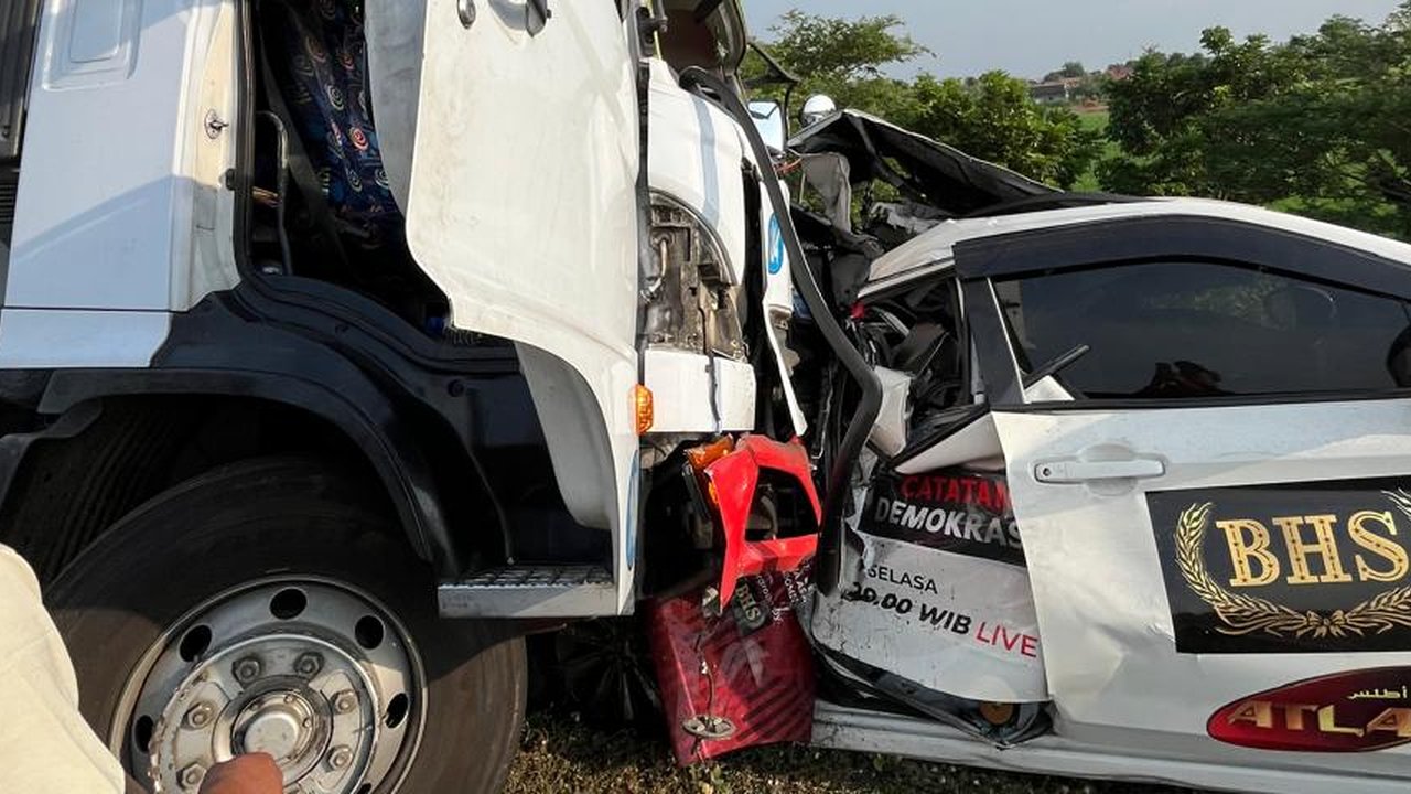 Mobil liputan tvOne kecelakaan di tol pemalang