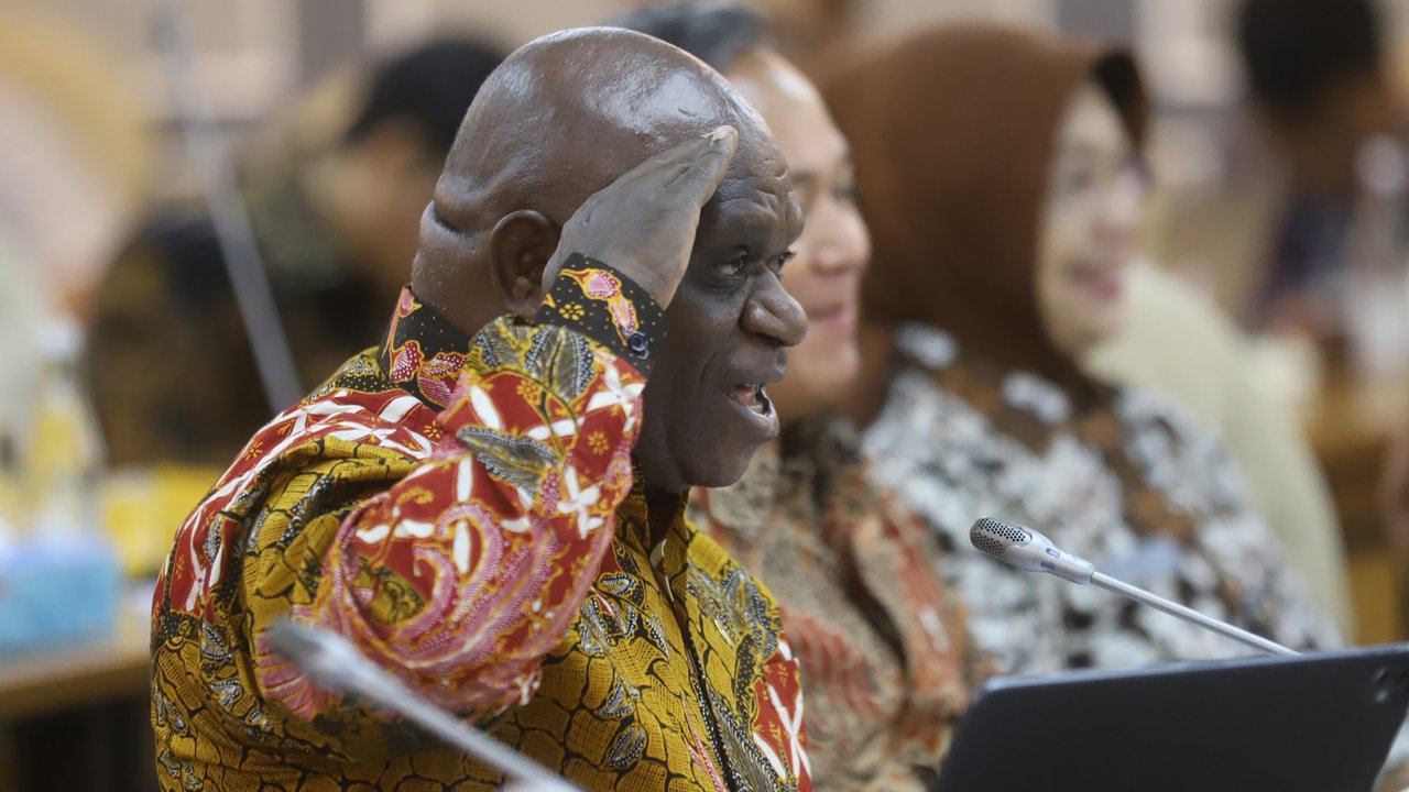Menteri HAM Natalius Pigai rapat kerja dengan Komisi XIII DPR