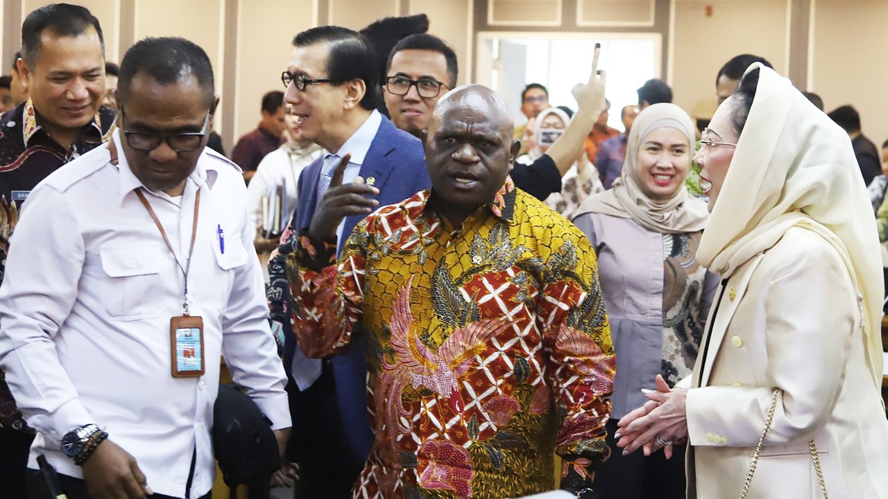 Pegiat HAM asal Papua Natalius Pigai dipanggil Presiden Terpilih Prabowo Subianto di Kertanegara, Jakarta Pusat, Senin (14/10/2024). Pigai mengaku siap jika ditugaskan di Kabinet Prabowo-Gibran.