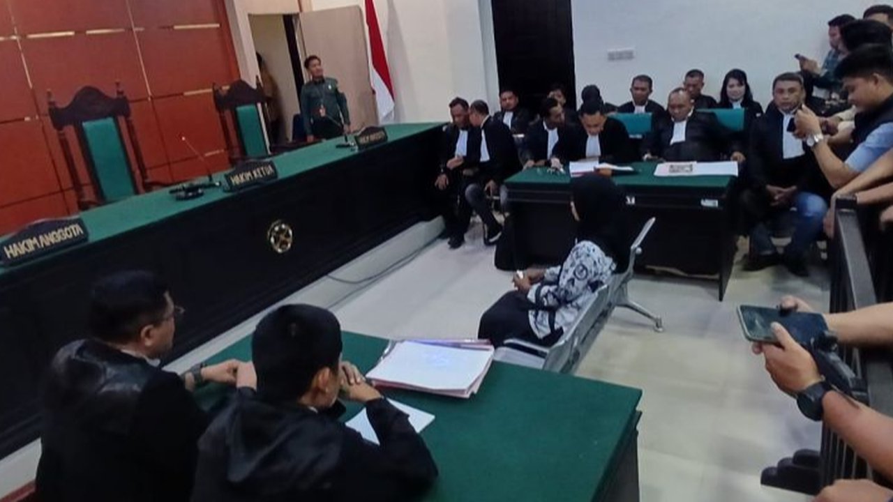 Sidang perdana Supriyani guru di Konawe Selatan berlangsung di PN Andoolo Konawe Selatan, Supriyani dituduh menganiaya murid SD anak polisi di Konawe Selatan, orang tua murid meminta uang Rp 50 juta melalui kepala desa.