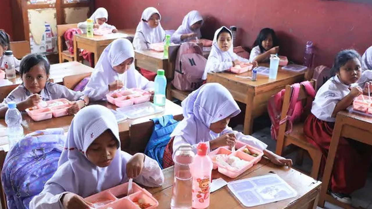 Pembiasaan Makan Bergizi Gratis di SD Negeri Parung Serab, Kecamatan Ciledug, Senin, (09/9/2024).