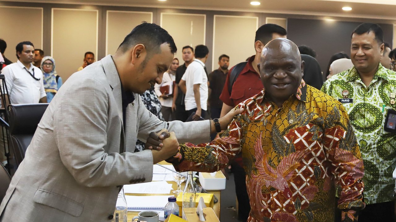 Menteri HAM Natalius Pigai rapat kerja dengan Komisi XIII DPR