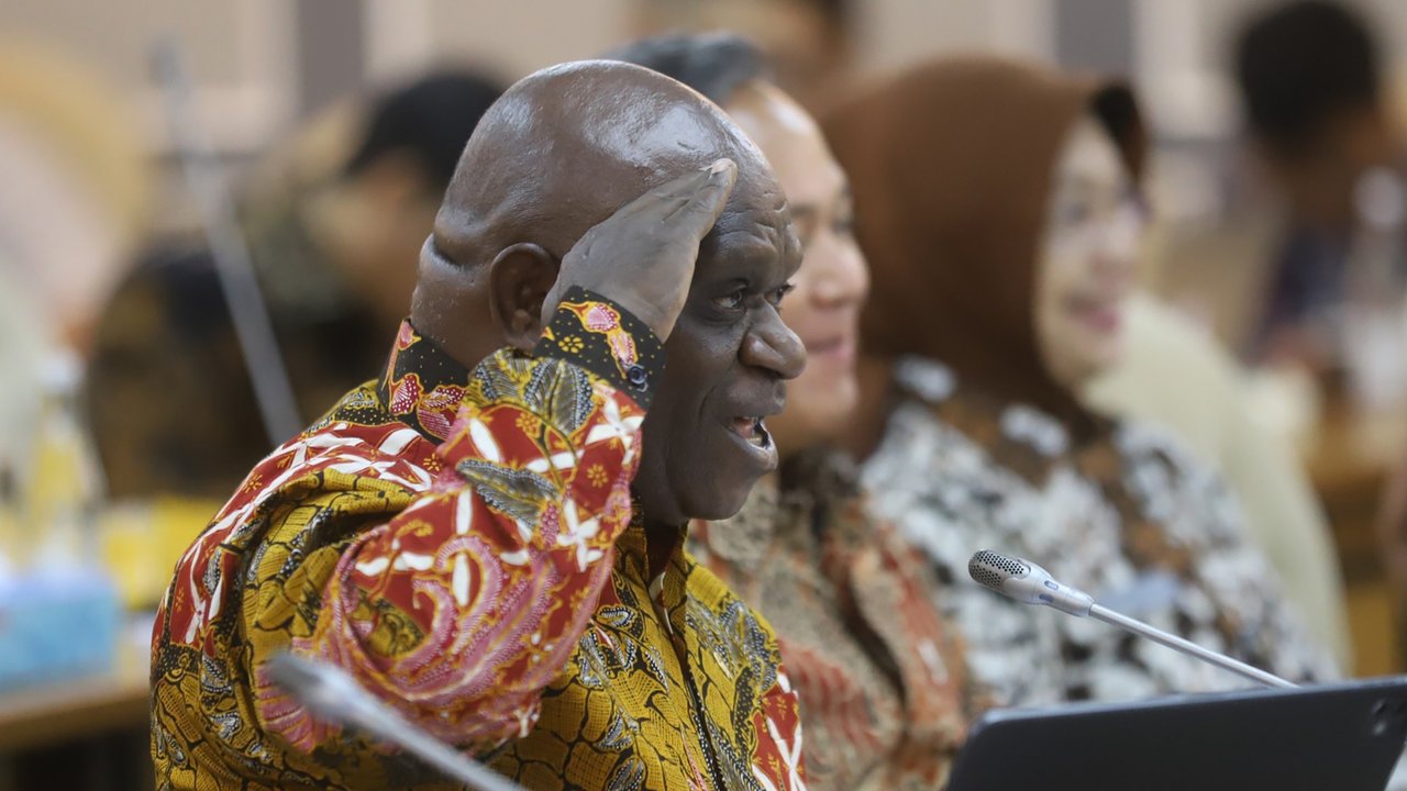 Menteri HAM Natalius Pigai rapat kerja dengan Komisi XIII DPR