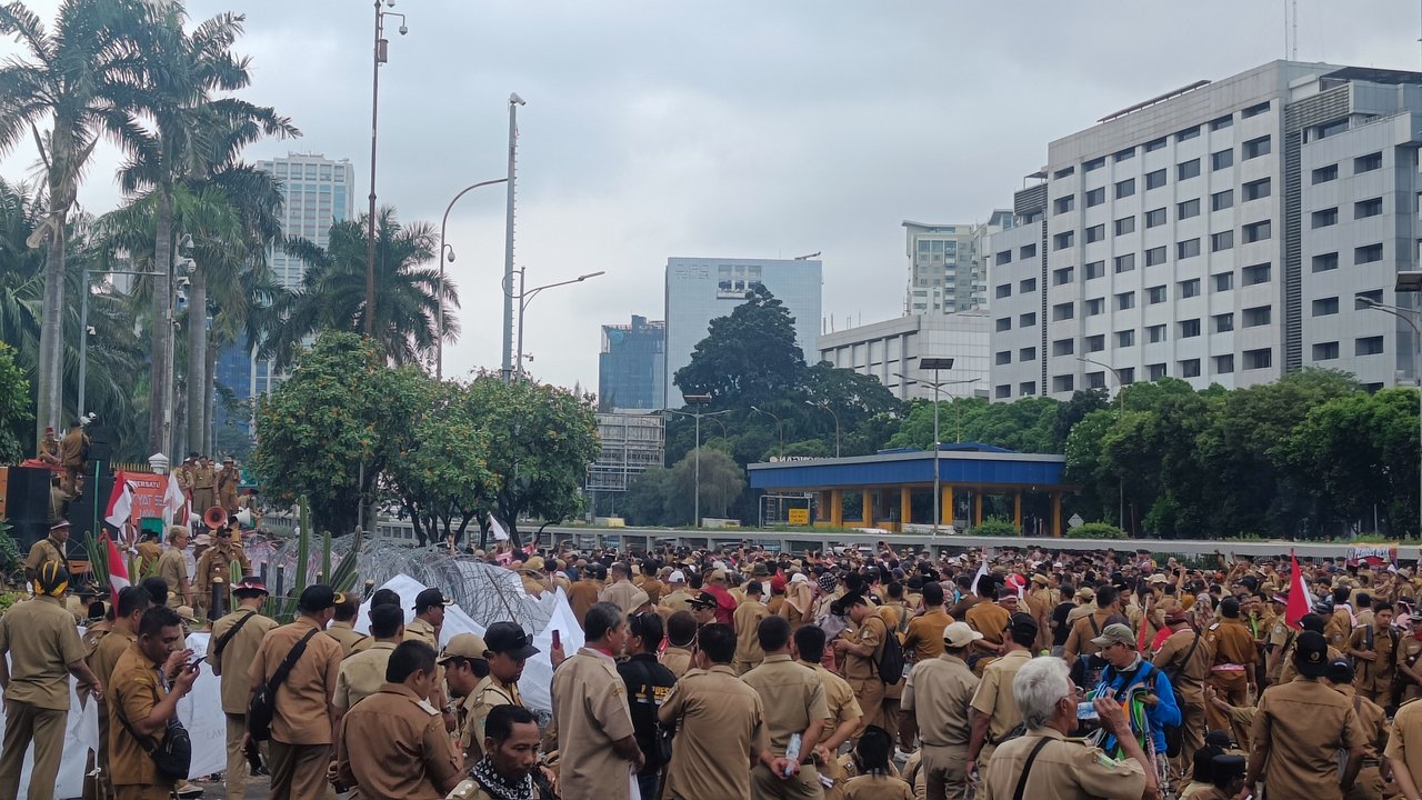 Ribuan kepala desa dari seluruh Indonesia yang tergabung dalam PAPDESI (Perkumpulan Aparatur Pemerintah Desa Seluruh Indonesia) menggelar demonstrasi di depan gedung DPR RI, Selasa (17/1/2023). (Dok. Merdeka.com/Rahmat Baihaqi)