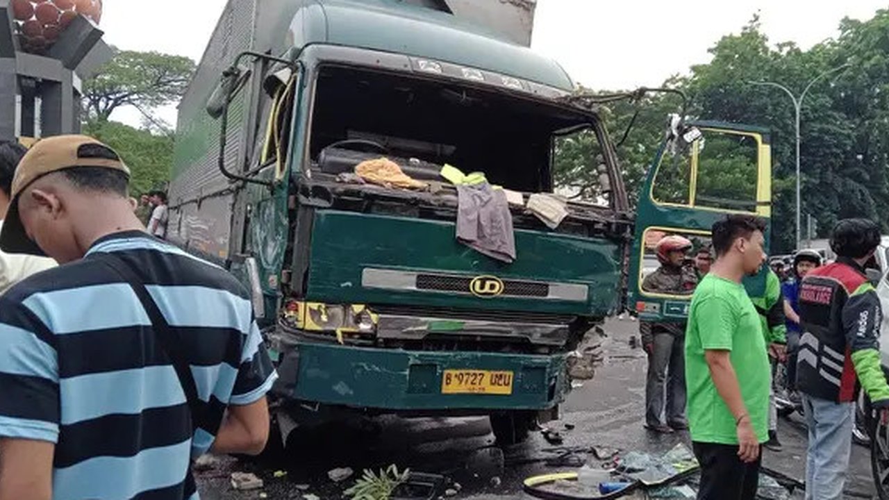 Sebuah truk kontainer berjalan melawan arah dan menabrak banyak pengguna jalan di kawasan Jalan Hasyim Asyari, Kota Tangerang. (Istimewa)