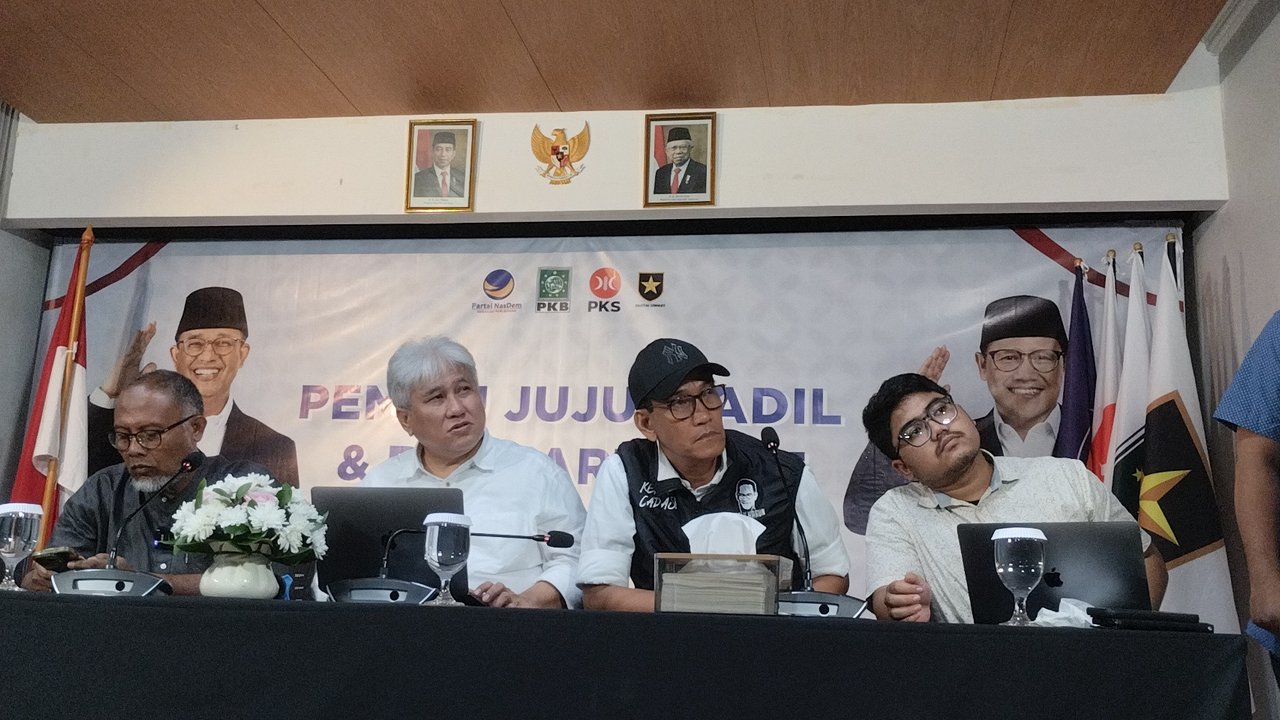 Jubir Timnas Anies-Muhaimin (AMIN) Refly Harun (rompi dan topi hitam) di Rumah Perubahan, Jalan Brawijaya X, Jakarta Selatan, Jumat (16/2/2024). (Liputan6.com/ Winda Nelfira)