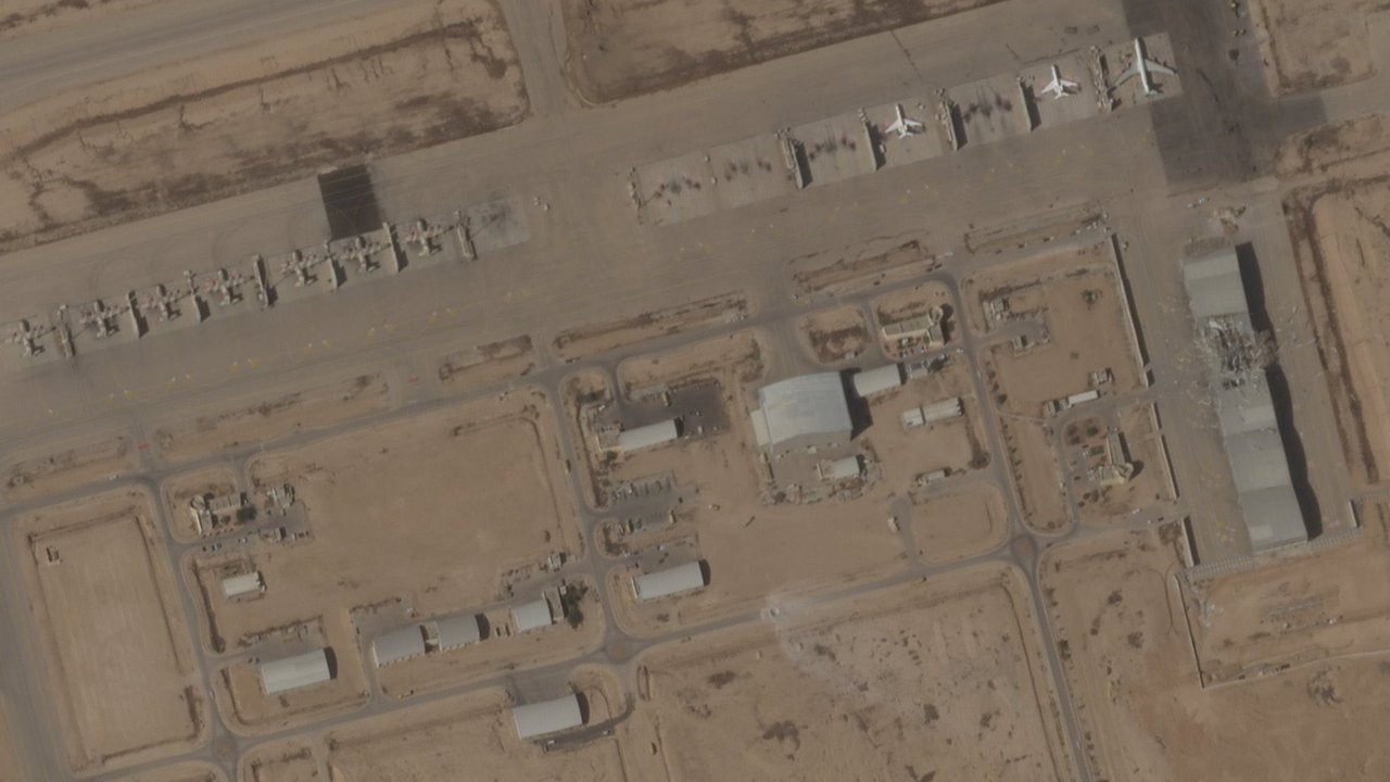 Citra satelit pangkalan udara Nevatim Israel yang hancur dihantam rudal Iran.