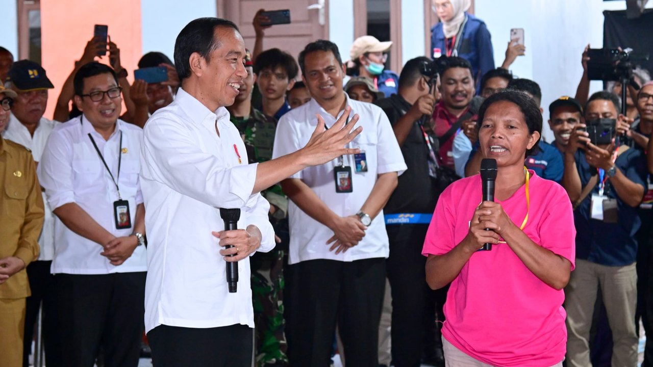 Kebersamaan Jokowi dan warga NTT.