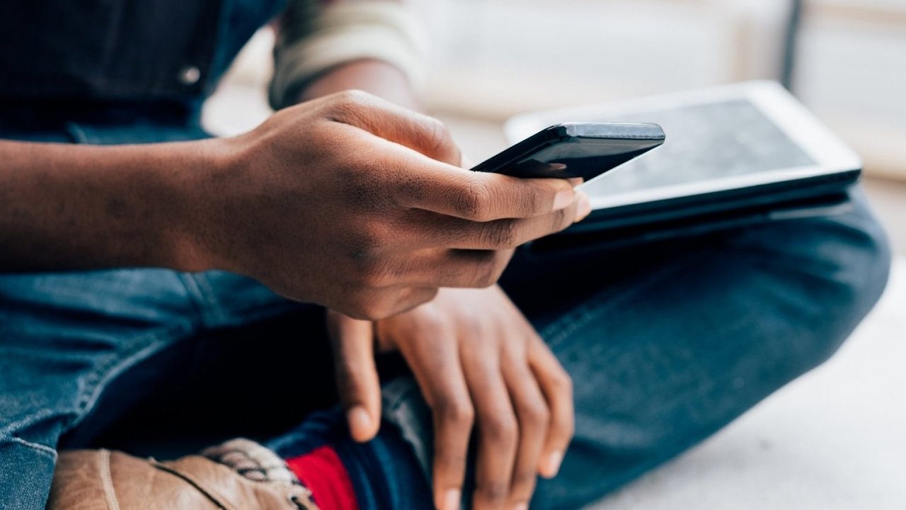 Ponsel menjad salah satu barang yang menyimpan banyak bakteri. (Foto: Unsplash)