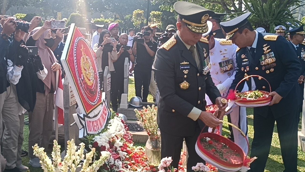 Panglima TNI Agus di TMP Kalibata