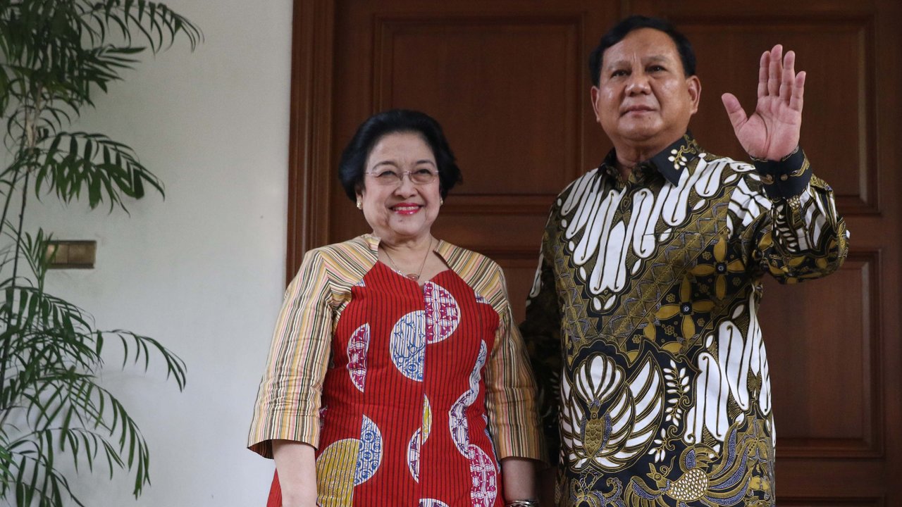 Ketua Umum PDIP, Megawati Soekarnoputri (kiri) bersama Ketua Umum Partai Gerindra, Prabowo Subianto usai melakukan pertemuan dan makan siang bersama di kediaman Megawati di Jalan Teuku Umar, Jakarta, Rabu (24/7/2019). (Liputan6.com/Helmi Fithriansyah)