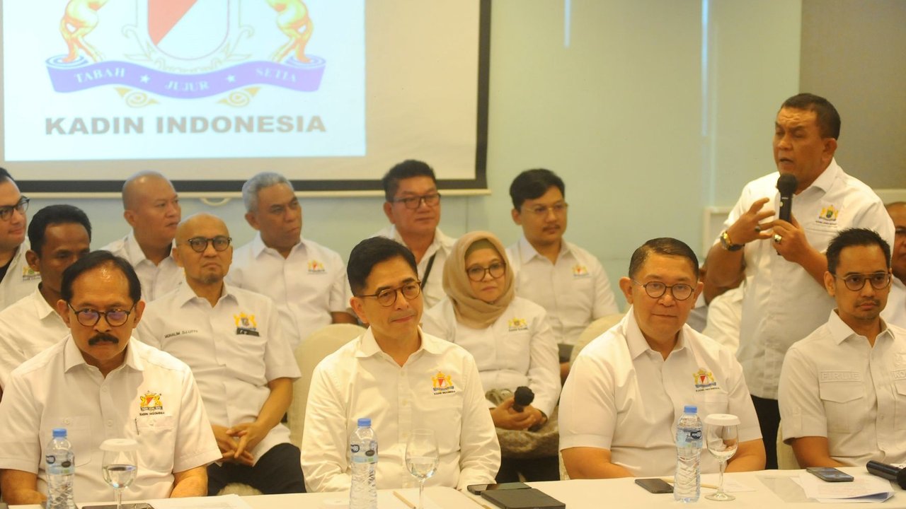 Ketua Umum Kadin Indonesia Arsjad Rasjid didampingi pengurus Kadin saat melakukan konpers di Hotel JW Luwansa, Jakarta, Minggu (15/09/2024).