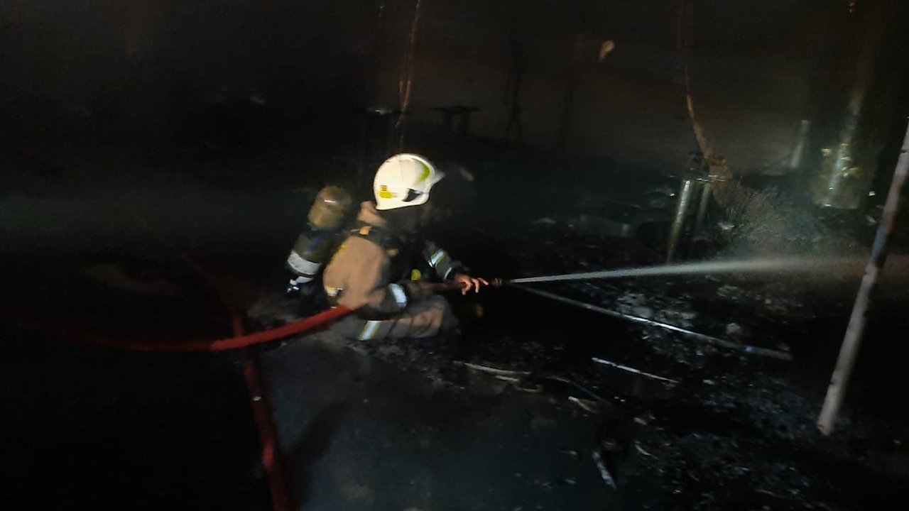 Kebakaran melanda Warung Leko yang terletak di lantai 5 Mall Ciputra pada Jumat (4/10/2024). (Dok. Damkar)