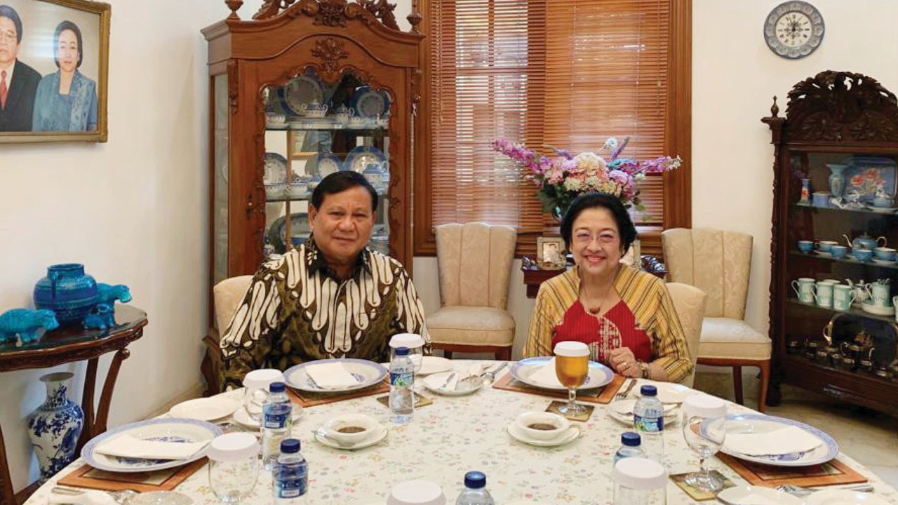 Ketua Umum PDIP, Megawati Soekarnoputri (kiri) bersama Ketua Umum Partai Gerindra, Prabowo Subianto usai melakukan pertemuan dan makan siang bersama di kediaman Megawati di Jalan Teuku Umar, Jakarta, Rabu (24/7/2019). (Liputan6.com/Helmi Fithriansyah)