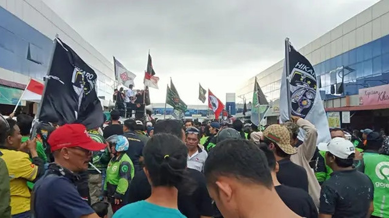 Ribuan driver ojek online di Kota Batam melakukan aksi mogok dan menggeruduk kantor perwakilan aplikator, Maxim, Grab, dan Gojek. (Liputan6.com/ Ajang Nurdin)
