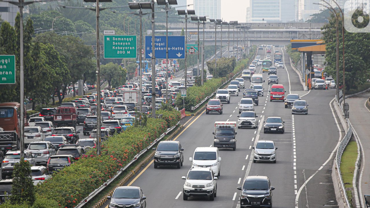 Kendaraan melintas di tol Semanggi, Jakarta, Sabtu (5/11/2022). Pemerintah berencana untuk mengimplementasikan bayar tol nontunai 'jarak jauh' atau nirsentuh mulai Desember 2022.  Sistem MLFF ini diharapkan bisa berjalan dengan baik dan dapat digunakan di seluruh ruas tol pada akhir 2023. Dengan demikian, maka pada 2024 semua ruas tol menggunakan sistem MLFF. (Liputan6.com/Faizal Fanani)