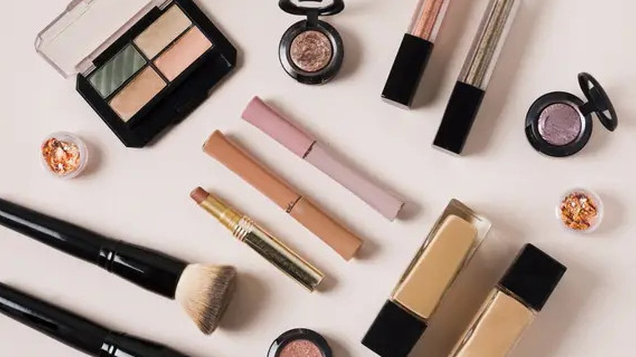 Saat memoles wajah dengan makeup, perhatikan kandungan makeup agar wajah terhindar dari kilap minyak. (Foto: Freepik/freepik)