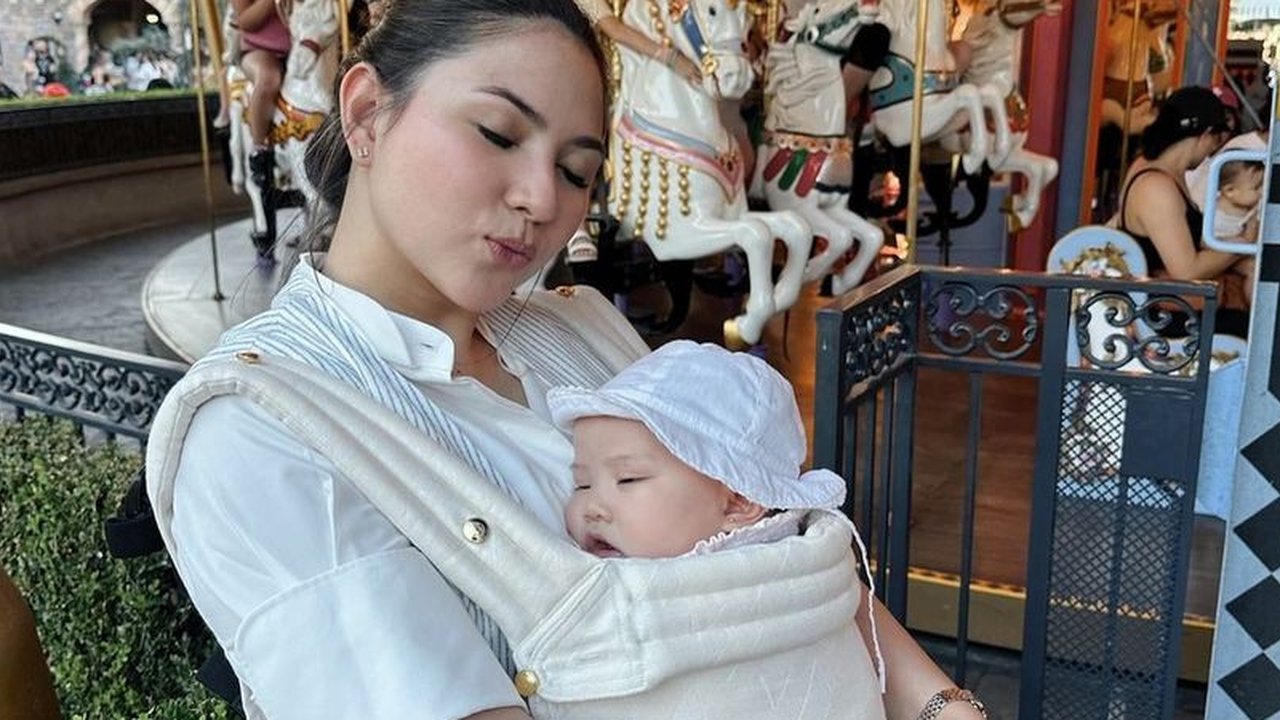 Jessica sendiri tampak nyaman kenakan busana kasual. Atasan longgar dan celana pendek serta sepatu flatshoes jadi pilihannya selama mengunjungi Disneyland.